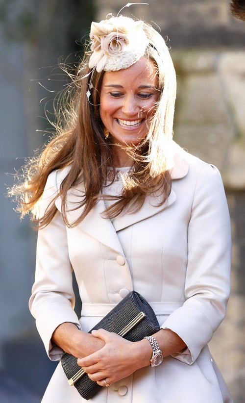 Kate Middleton đội chiếc mũ hoa xinh xắn khi đi dự lễ cưới váo tháng 2/2014.